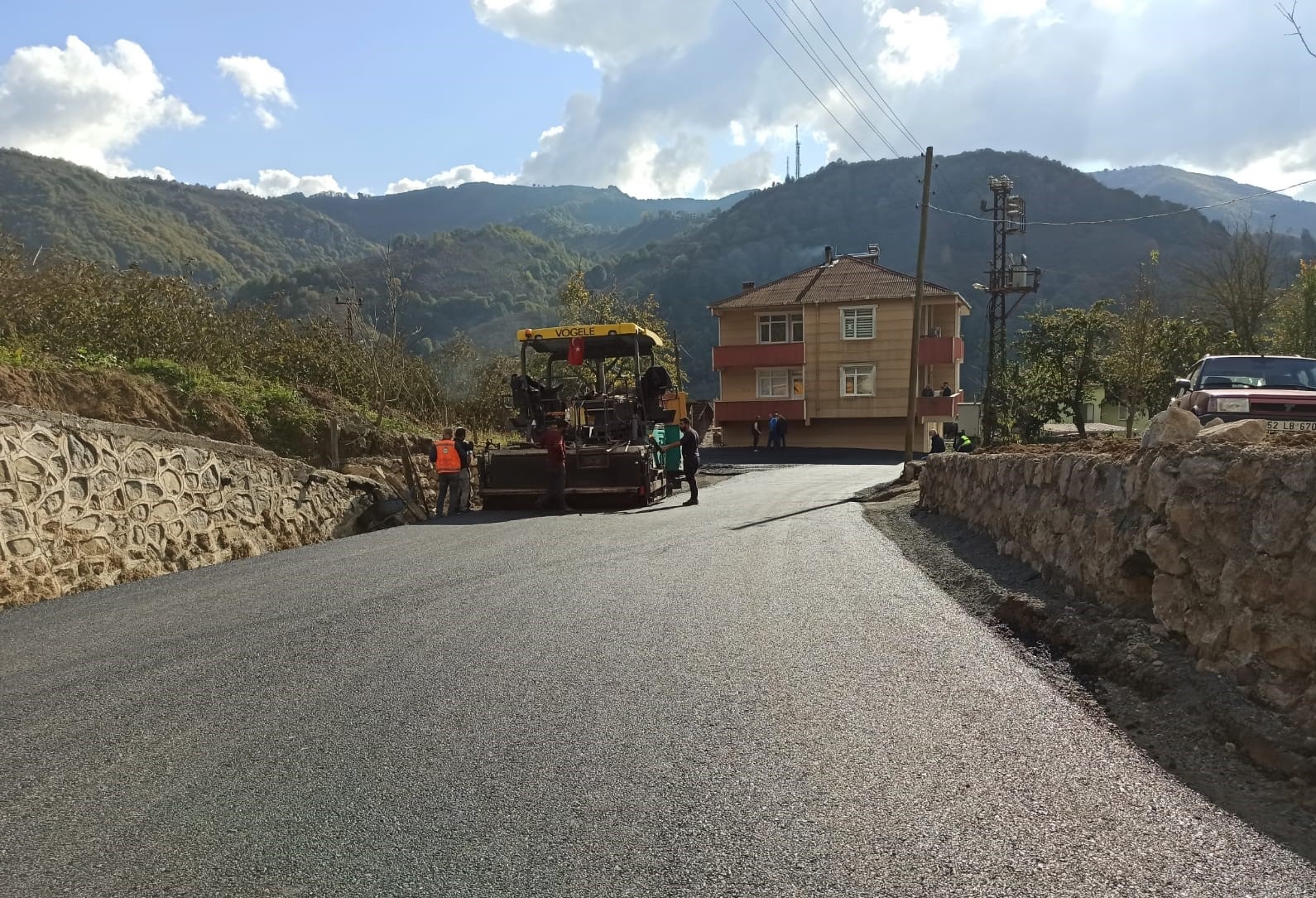 İKİZCE’DE ASFALT SEFERBERLİĞİ